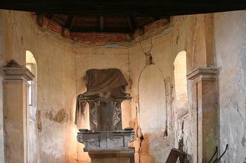 Interiér průhledem v pootevřených, řetězem zajištěných dveřích ( © Ivan Grisa 04/2009)
