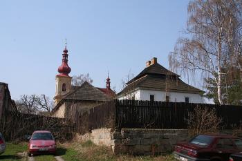 Kostel a fara od východu ( © Ivan Grisa 04/2009)