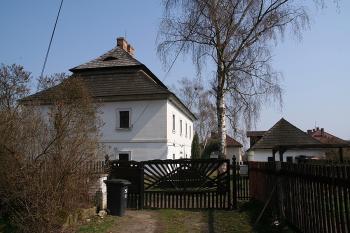 Bývalá fara od západu ( © Ivan Grisa 04/2009)