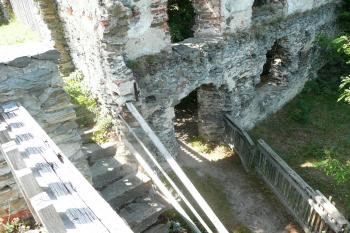Zřícenina hradu Kaja (© aleshwarrior, 07/2014)