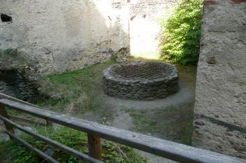 Zřícenina hradu Kaja (© aleshwarrior, 07/2014)