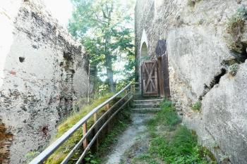 Zřícenina hradu Kaja (© aleshwarrior, 07/2014)