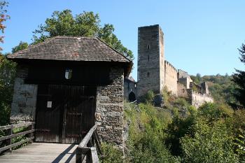Vstupní brána a hrad od jihu (© Ivan Grisa, 09/2007)