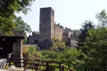 vstupní průčelí hradu přes příkop ( © Jan P. Štěpánek 08/2006)