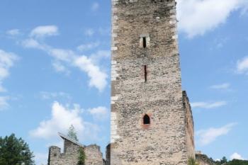 vstupní průčelí jádra hradu s branou a velkou věží ( © Jan P. Štěpánek 07/2009)