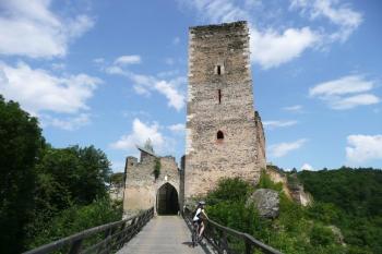 pohled na jádro hradu s dlouhým mostem přes šíjový příkop ( © Jan P. Štěpánek 07/2009)