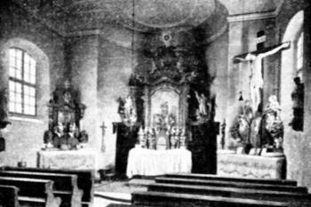 interiér kostela na počátku 20. století (© Antonín Podlaha: Posvátná místa království Českého; Díl 3., Vikariáty: Kralovický, Vlašimský a Zbraslavský, Dědictví sv. Jana Nepomuckého, Praha 1909)