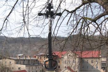 Křížek před kostelem (© klobouk, 04/2009)