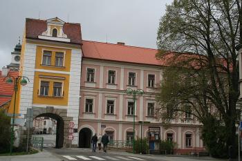 Hradecká brána od východu (© Ivan Grisa, 04/2006)