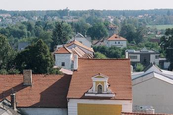 Hradecká brána od západu (z radniční věže) (© Ivan Grisa, 08/2003)