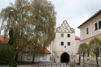 Svinenská brána od jihu (© Ivan Grisa, 04/2006)