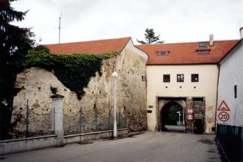 Novohradská brána, vnější strana (© Karel Husák, 09/2002)