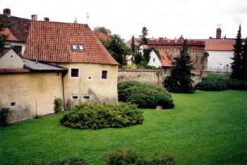 vnější hradba s baštami na jihu (© Karel Husák, 09/2002)