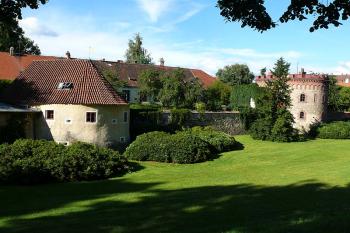 Bašty u zámku pod hrází rybníka Svět (© Jiří Cukr, 08/2010)