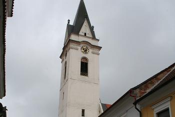 Závěr spojovací chodby ze zámku a kostelní věž od jihu ( © Ivan Grisa 04/2006)