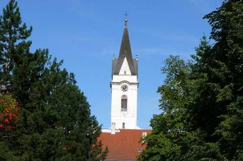 Kostelní věž od západu (© Jiří Cukr, 08/2010)