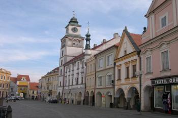 Jižní fronta náměstí s radnicí ( © Ivan Grisa 04/2006)