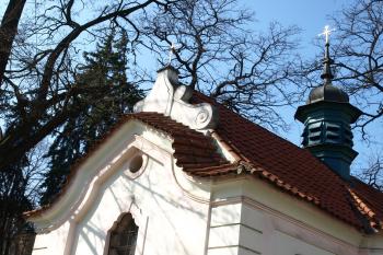 detai průčelí a sanktusník ( © Milan Caha 04/2009)