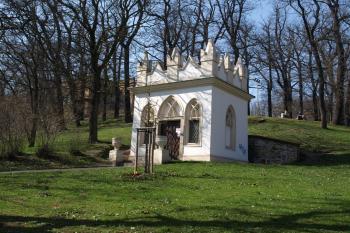 novogotický pavilon z počátku 19. století ( © Milan Caha 04/2009)
