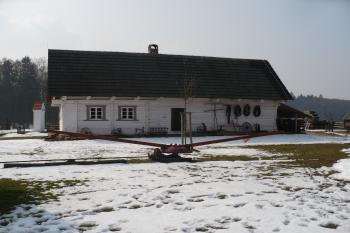 Škola ze Všestar v Podorlickém skanzenu (© Václav Záruba, 03/2013)