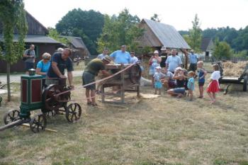 Mlácení obilí na bubnové mlátičce (© Václav Záruba, 08/2015)
