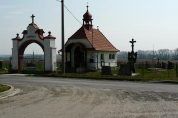 Kaple s přilehlým hřbitovem (© Jaroslav Šefčík, 04/2009)