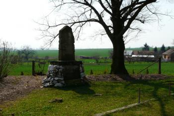 Zdevastovaný památník padlých bojovníků Třicetileté války (© Jaroslav Šefčík, 04/2009)