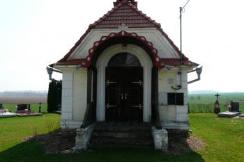 Kaplička od hřbitovní brány (© Jaroslav Šefčík, 04/2009)