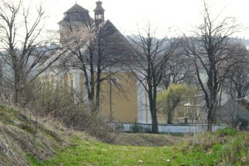 Pohled z polní cesty nad kostelem (© Jaroslav Šefčík, 04/2009)