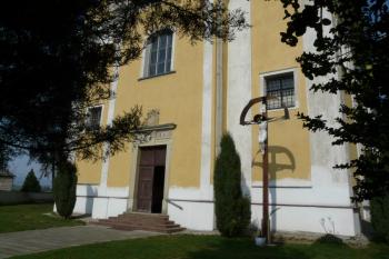 Vchod do kostela (© Jaroslav Šefčík, 04/2009)