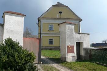 Barokní fara vedle kostela (© Jaroslav Šefčík, 04/2009)