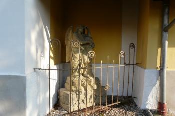 Socha anděla v zákoutí kostela (© Jaroslav Šefčík, 04/2009)