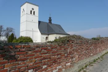 Za hřbitovní zdí (© Jaroslav Šefčík, 04/2009)