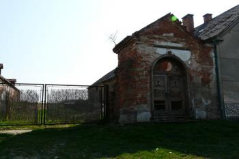 Zdevastovaná kaple církve Českobratrské (© Jaroslav Šefčík, 04/2009)