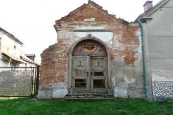 Zdevastovaná kaple církve Českobratrské (© Jaroslav Šefčík, 04/2009)