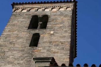 Vrchní část věže a jihozápadního nároží lodě (© Ivan Grisa, 10/2006)