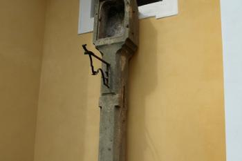 boží muka u zdi lodi kostela ( © Milan Caha 05/2011)