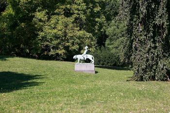 Plastika malého Dyonisa na levhartu v parku pod vilou ( © Stanislav Šůna 09/2008)