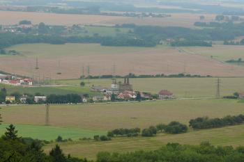 Pohled na vápenku z hradu Lichnice (© Jiří Cukr, 08/2014)