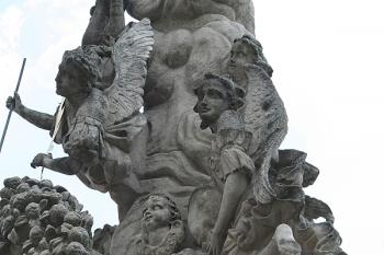 Andělé v oblacích na dříku sloupu ( © Ivan Grisa 05/2008)