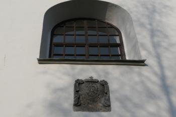 Okno nad erbem v průčelí kostela (© Jaroslav Šefčík, 04/2009)