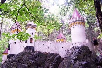 Kočičí hrádek má nový barevný kabát (© Vladimír Studecký 08/2006)