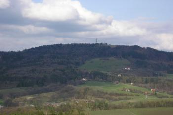 Pohled na rozhlednu Kozákov (© Jan Fišer, 04/2009)