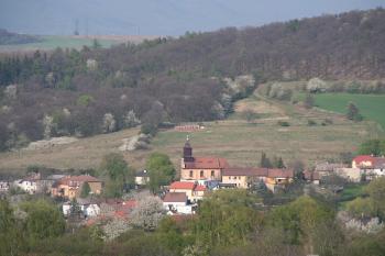 Ves s kostelem z cesty do Ohníče ( © Ivan Grisa 04/2009)