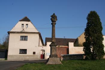 Sloup ve východní části náměstí ( © Ivan Grisa 04/2009)