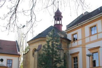 Presbytář ze zámeckého nádvoří ( © Ivan Grisa 04/2009)
