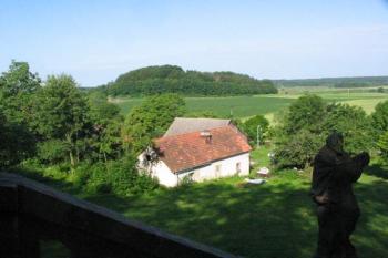 Hradní kopec ze schodiště Homol ( © Jiří Čížek 07/2004)