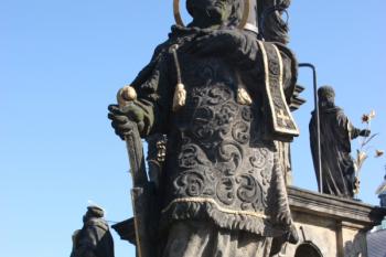 Svatý Vavřinec na jihozápadním nároží balustrády kolem sloupu ( © Ivan Grisa 10/2010)