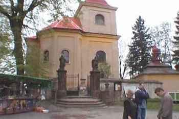 Kostel z druhé strany od schodiště (© Vlky, Jirka Čížek)