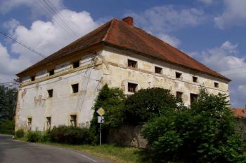 Tvrz od jihovýchodu (© Lukáš Pechánek, 07/2010)